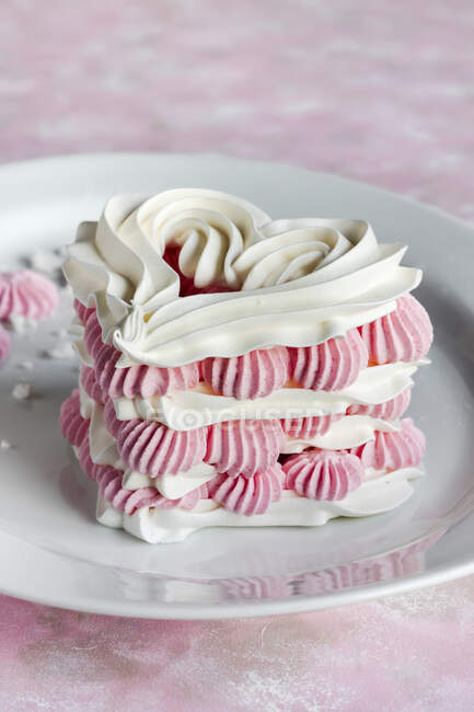 Mini pastel de merengue en forma de corazón para el Día de San Valentín - foto de stock