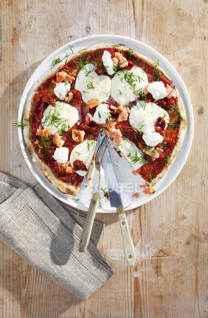 Pizza salmone e mascarpone — Foto stock