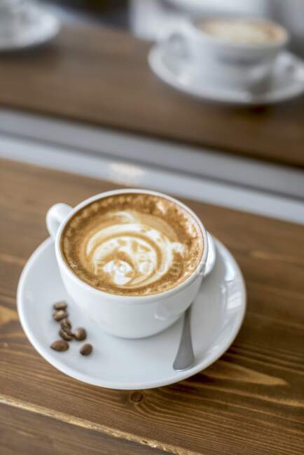 Uma xícara de cappuccino com arte latte bulldog — Fotografia de Stock