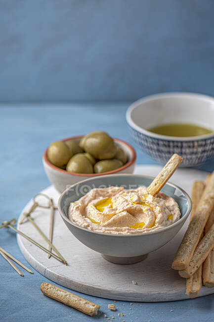Tarama salata fatta in casa con bastoncini di pane e olive — Foto stock