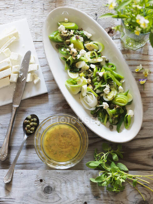 Salade de poireaux avec vinaigrette, câpres et feta — Photo de stock