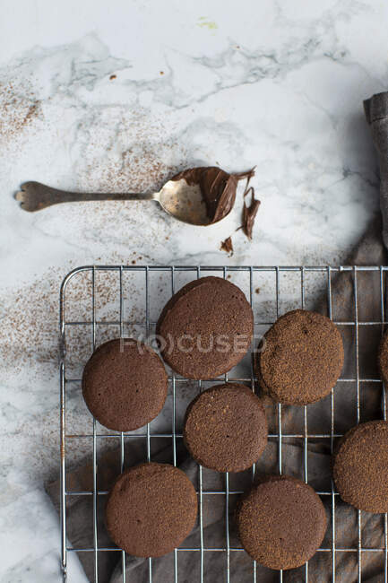 Primer plano de deliciosas galletas de chocolate en una rejilla de enfriamiento - foto de stock