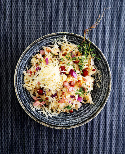Sellerie-Salat mit Nüssen, Thymian und Parmesan — Stockfoto