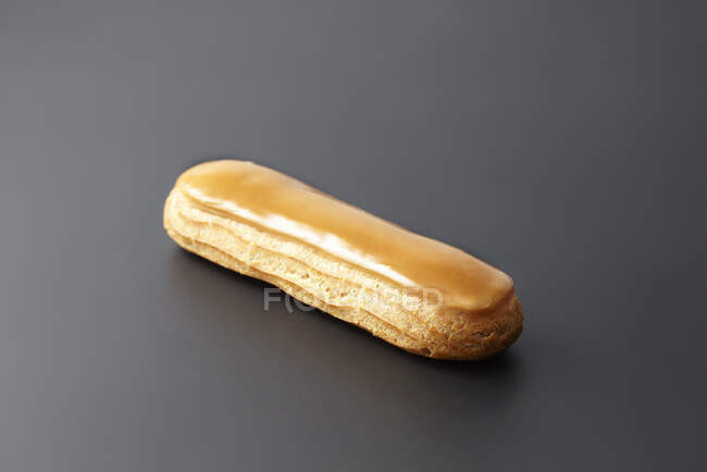 A salted caramel eclair — Stock Photo