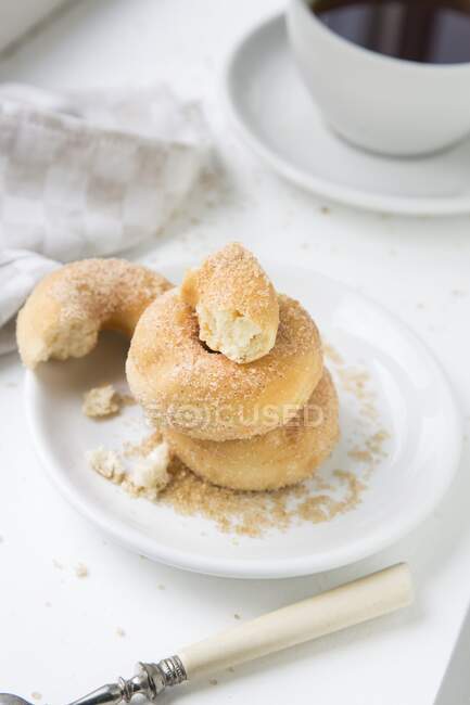 Mini rosquillas en plato blanco - foto de stock