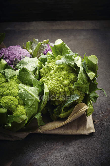 Broccoli romanesco verdi e viola — Foto stock