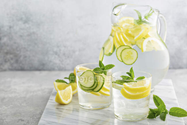 Limonata rinfrescante con cetriolo in una brocca — Foto stock