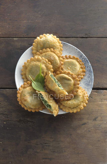 Spinach tirteln (deep-fried pastries from South Tyrol) — Stock Photo