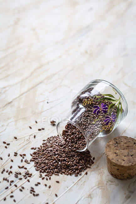 Склянка насіння льону на дерев'яному фоні — стокове фото