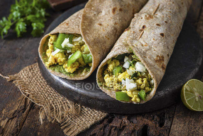 Wraps with crumbly paneer and vegetables — Stock Photo