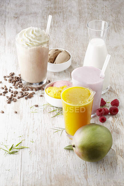 Ein Kaffee-Milchshake, ein Erdbeer-Milchshake und ein Mango-Matsch — Stockfoto