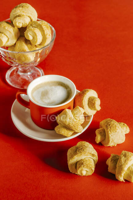 Panna acida e zucchero di canna croccante biscotti a forma di croissant e caffè — Foto stock