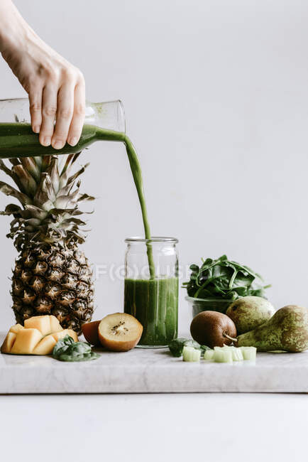 Grüner Smoothie mit Spinat Kiwi Birne Mango Sellerie und Ananas — Stockfoto