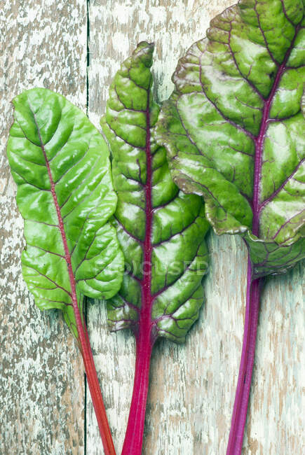 Fresh organic purple cabbage on wood background. — Stock Photo