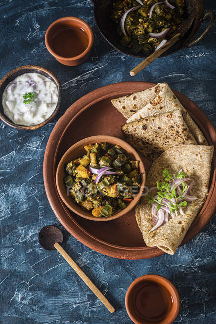 Vegetais de quiabo indiano com pão ázimo — Fotografia de Stock