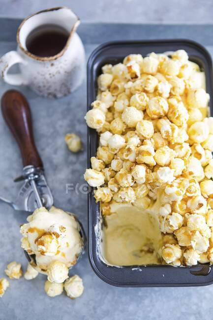 Helado de palomitas de maíz Toffee - foto de stock