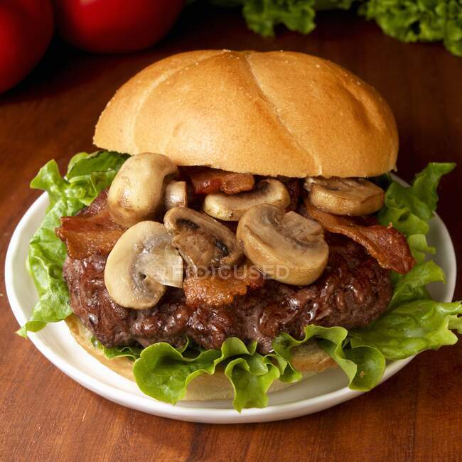 Hambúrguer com cogumelos, bacon, alface — Fotografia de Stock