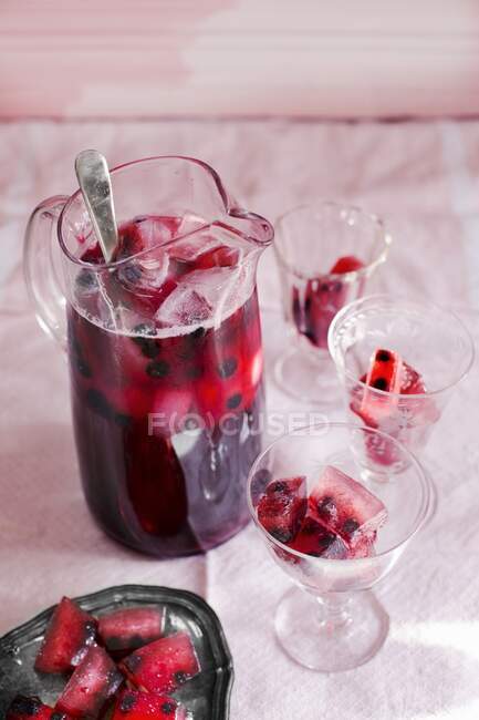 Ледяной чай с черной смородиной и имбирным элем — стоковое фото