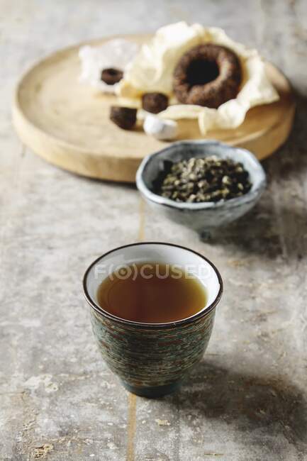 Tasses chinoises en porcelaine, cuillère à café en acier — Photo de stock