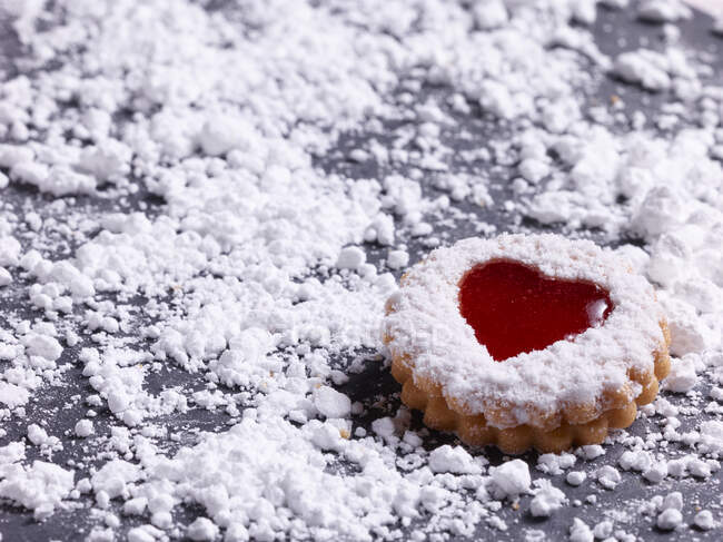 A Linz cookie surrounded by powdered sugar — Stock Photo