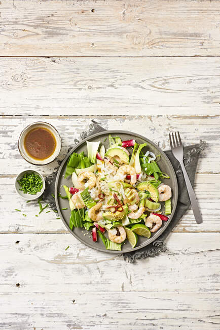 Asian Prawn Avocado and Noodle Salad — Stock Photo