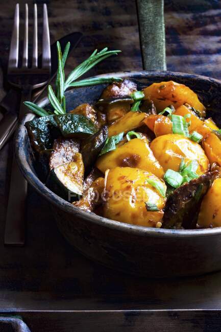 Растительная сковорода с желтым перцем, цуккини и розмарином — стоковое фото