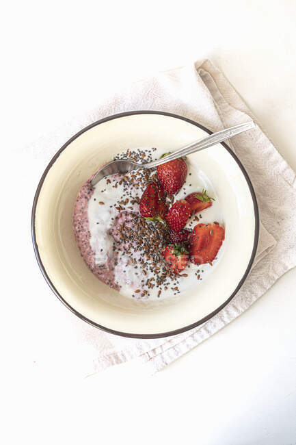 Strawberry yoghurt with strawberries and chia, flax seeds — Stock Photo