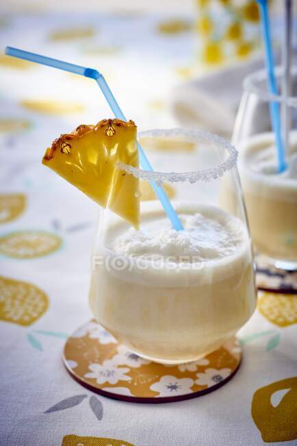 Pina colada cocktails with slices of pineapple — Stock Photo