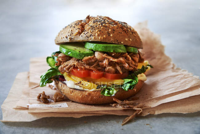Close-up shot of delicious jackfruit burger with avocado — Stock Photo