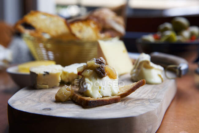 Tabla de quesos con chutney de membrillo, primer plano - foto de stock