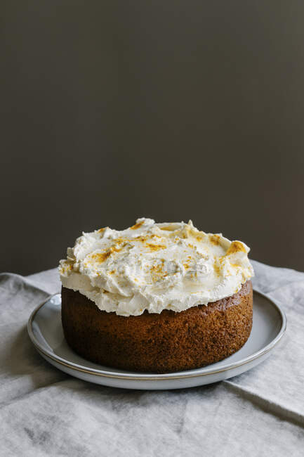 Single-layer turmeric cake with classic cream-cheese frosting — Stock Photo