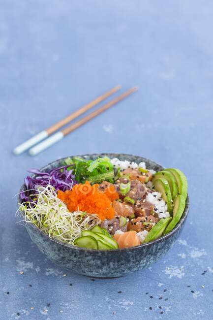 Poke Bowl mit Thunfisch, Lachs und Gemüse — Stockfoto