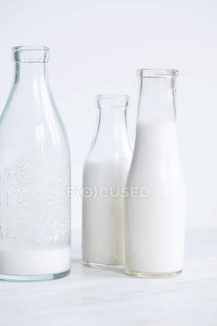 Latte di mandorla in bottiglie di vetro — Foto stock