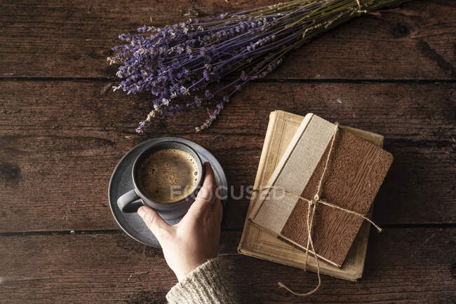 Livros de café e flores em madeira — Fotografia de Stock