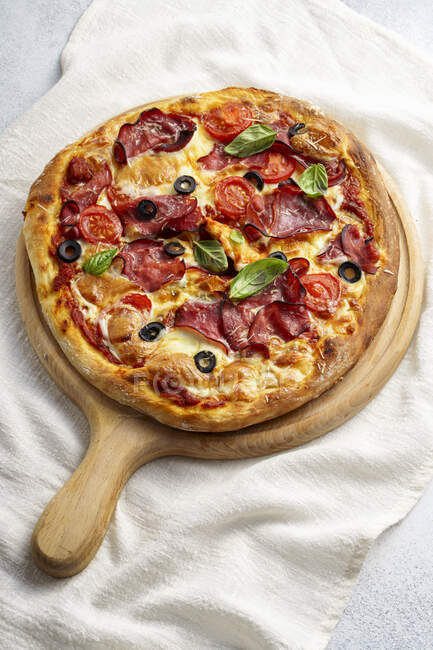 Pizza con prosciutto crudo e olive — Foto stock