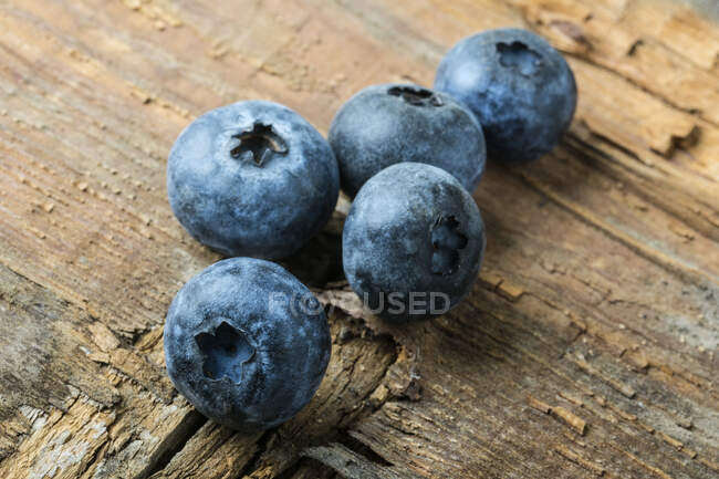 Fresh Blueberries on rustic wooden surface — Stock Photo