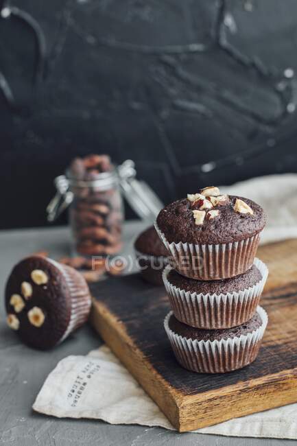 Primer plano de deliciosas magdalenas de chocolate con nueces - foto de stock