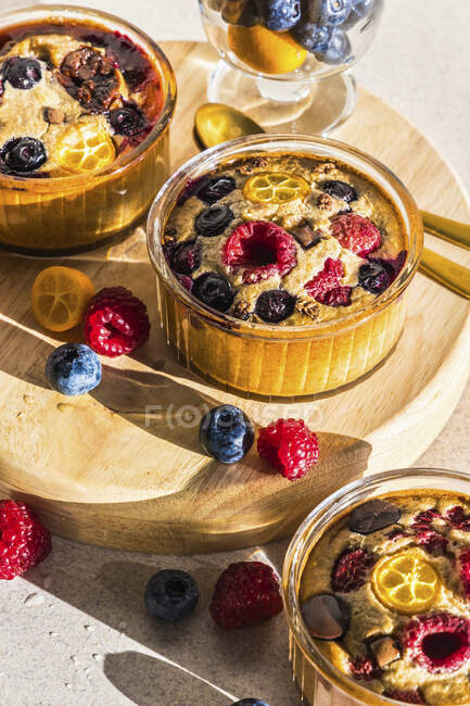 Oat cakes with chia seeds, raspberry, blueberry, kumquat and chocolate — Stock Photo
