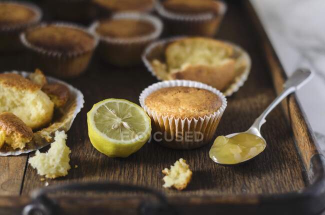 Zitronen-Cupcakes auf einem Holzblech — Stockfoto