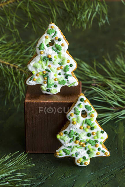 Christmas gingerbread cookies decorated with sugar sprinkles and icing — Stock Photo