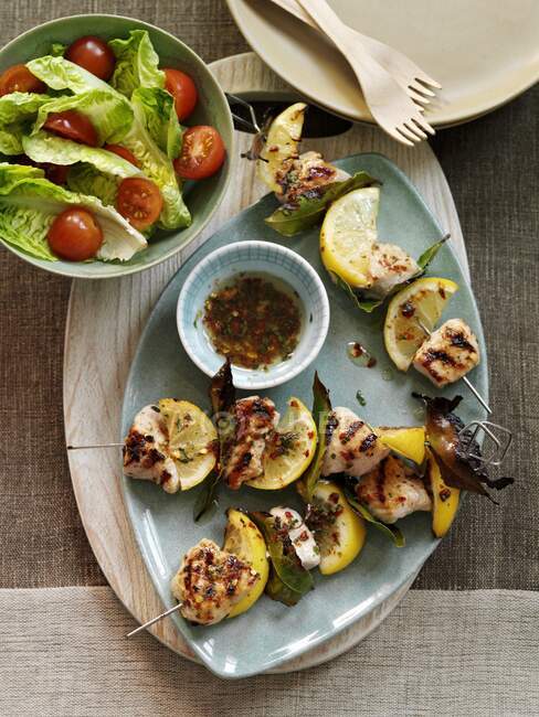 Turkey and lemon skewers with bay leaves — Stock Photo