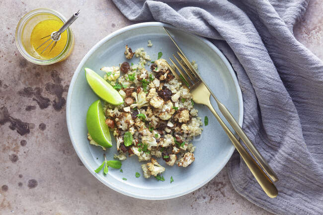 Blumenkohl-Quinoa-Salat mit Rosinen und Minze — Stockfoto