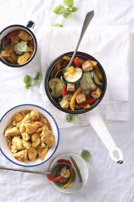 Savoury Kaiserschmarrn, shredded pancake from Austria with sliced courgette, peppers, and tofu — Stock Photo