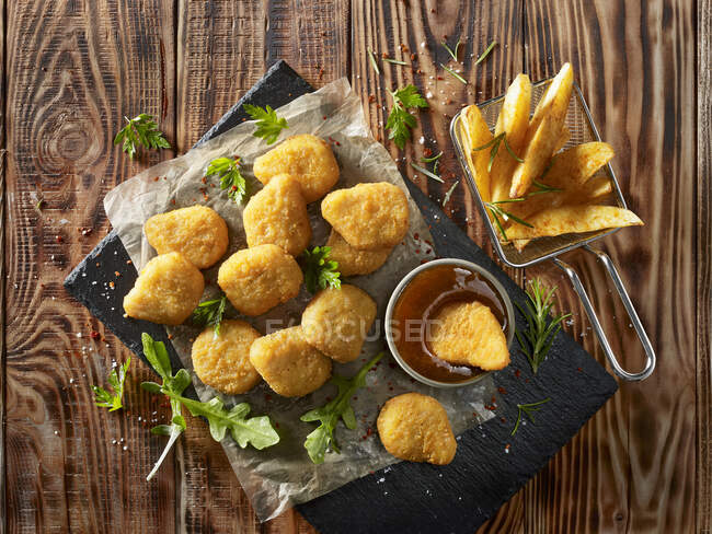 Nuggets de pollo con cuñas de patata - foto de stock