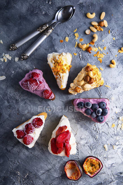 Пирог с фруктовым кремом и фруктами — стоковое фото