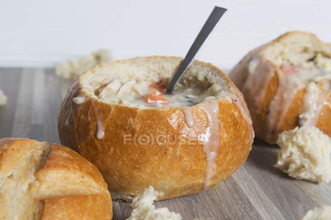 Creamy chicken soup with wild rice served in hollowed-out bread rolls — Stock Photo