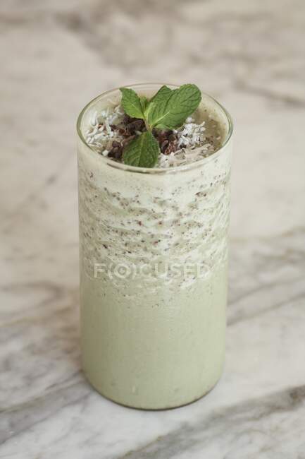 Grasshopper smoothie with peppermint liqueur — Stock Photo