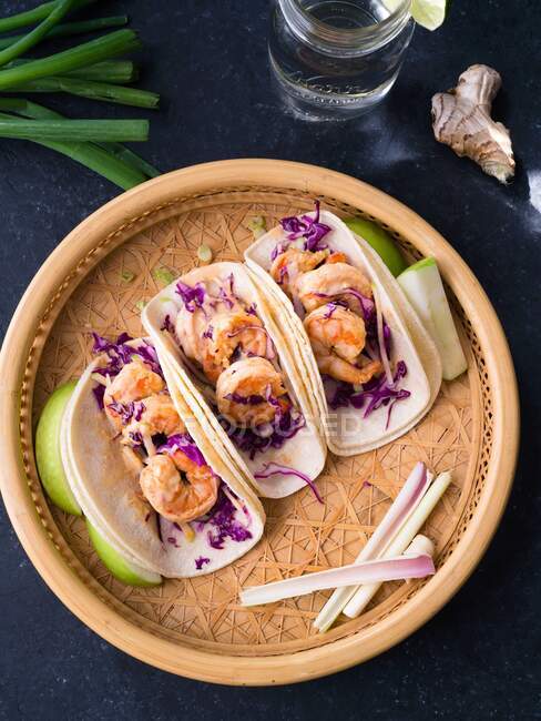 Asian flavored shrimp tacos with red cabbage and green apple slaw — Stock Photo