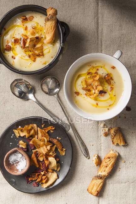 Parsnip cream soup with vegetable crisps — Stock Photo