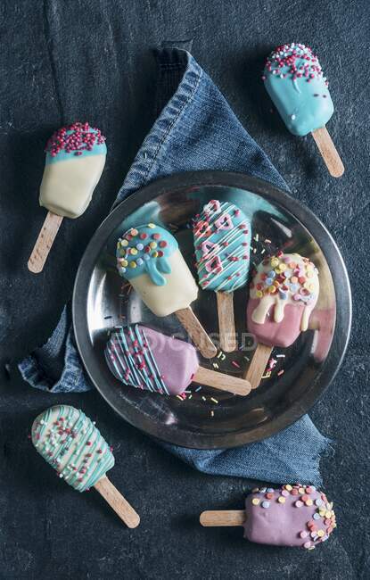 Cake pops in the shape of ice lollies with brightly coloured icing (seen from above) — Stock Photo